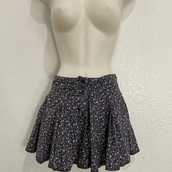 United Colors Of Benetton Dresses & Skirts - UNITED COLORS OF BENETTON flirty volume mini skirt